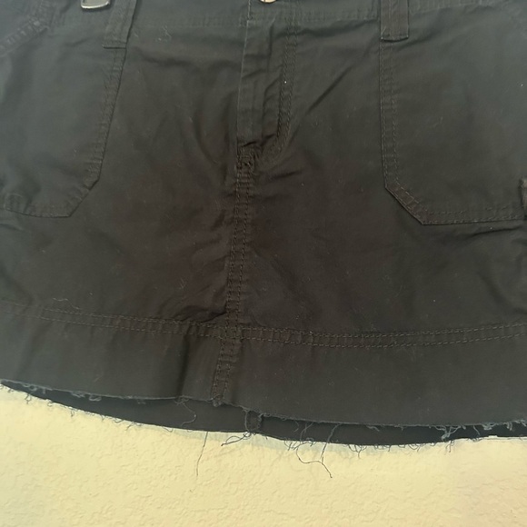 Y2K Old Navy Ultra Low Waist Black Cargo Skirt Size 10 Raw Hem - Picture 5 of 9